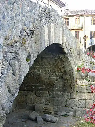 Le pont de pierre d'Aoste, autrefois enjambant le Buthier.