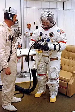 Photo en couleurs d'un homme en combinaison