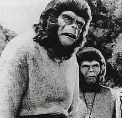 Deux hommes déguisés en chimpanzés.