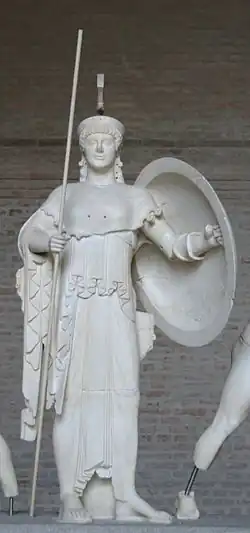 Statue d'Athéna dans une posture « Promachos ». Fronton ouest du temple d'Aphaïa à Égine, début Ve&nbsp;siècle&nbsp;av. J.-C. Glyptothèque de Munich.