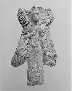Figurine d'Apkallu&nbsp;: figure ailée à tête d'oiseau portant un seau. Nimrud. Céramique néo-assyrienne, IXe – VIIIe&nbsp;siècle. The Met.