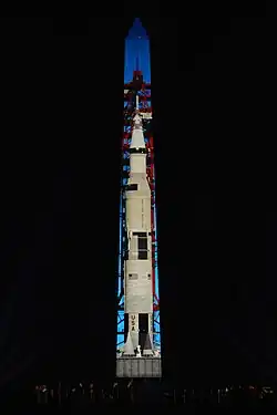 Lors du spectacle du 50e&nbsp;anniversaire d'Apollo 11, une image de Saturn V est projetée sur le Washington Monument à Washington, D.C. le 20 juillet 2019.
