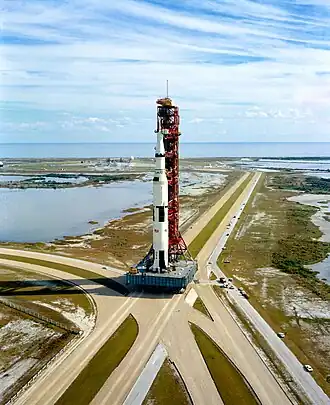 La fusée de la mission Apollo 14 en route pour l'aire de lancement 39A en novembre 1970.