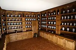 Apothicairerie de l'Hôtel Dieu, ensemble présenté au Musée de l'Ardenne.