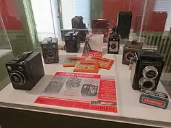 Appareils photographiques Lumière de type box et reflex à deux objectifs.