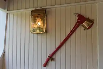Hache de secours sur le Molly Brown une réplique d'un bateau à aubes de l'attraction Molly Brown Riverboat à Disneyland Paris.