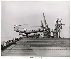 Appontage d’un hélicoptère Vertol H-21, le 7 mai 1956.