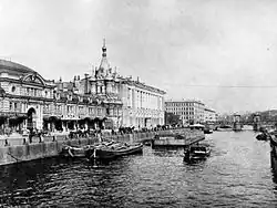 Vue d'Apraksin Dvor depuis le quai Fontanka, en 1900.