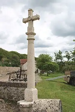 Le calvaire situé rue de la Charmotte.