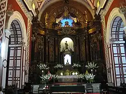 La chœur baroque, sculpté dans du cèdre importé du Costa Rica au XVIIe&nbsp;siècle. L’autel dédié au patron des causes impossibles, saint Jude Thaddée, est entièrement en argent.