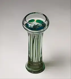Louis Comfort Tiffany (vers 1913) Aquamarine Water Lily Vase, Verre aigue marine [Vase] Metropolitan Museum of Art, États-Unis