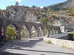 Pont sur la Chalvagne, surmonté d’un aqueduc sur arches.