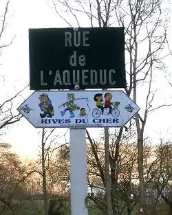 Vue d'un panneau indicateur de rue « rue de l'aqueduc ».