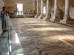Intérier avec le sol en mosaïques.