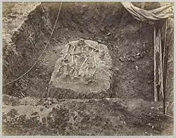 Photo de trois squelettes retrouvés durant les fouilles de 1870.