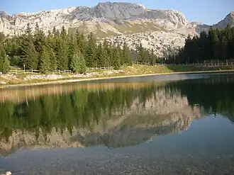 Photographie de la montagne se relétant dans le lac