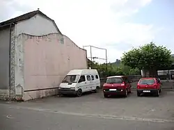 Fronton, à côté de l'école