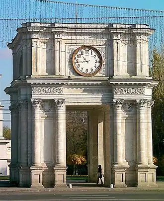 l'Arcul de Triumf dans le centre-ville.