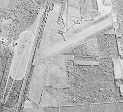 Aérodrome d'Arcachon le 10 septembre 1977 avec une piste en herbe et le taxiway et stationnement enrobés