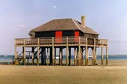 L'ancienne cabane aux volets rouges (ici en 1995, démolie en 2023).