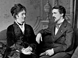 Photographie posée représentant Arcadie Claret et son fils Arthur assis sur un canapé