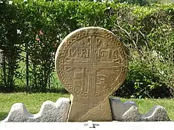 Photographie d'une stèle discoïdale.