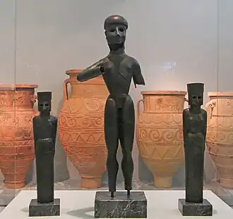 « Triade de Dréros », statuettes de culte en bronze mises au jour dans le temple d'Apollon de Dréros (Crète). Vers 700, Musée archéologique d'Héraklion.