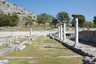 allée bordée de quelques colonnes