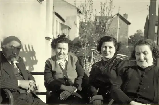 De gauche à droite : Archag Tchobanian, Marie Atmadjian, Endza Arabian et Parantsem Atmadjian à Rosny-sous-Bois dans les années cinquante.