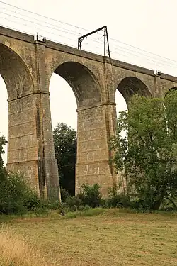 Détails des arches du viaduc en 2015.