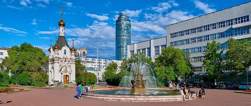 Fontaine de la fleur de pierre au milieu de la place.