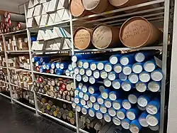 Cylindres et triangles contenant des archives.