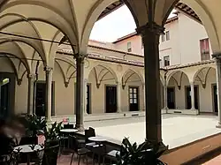 Photographie représentant un cloître.