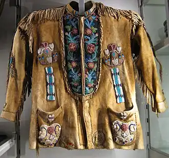 Chemise traditionnelle amérindienne. Exposée dans la collection du Musée d'anthropologie de Vancouver, au Canada.