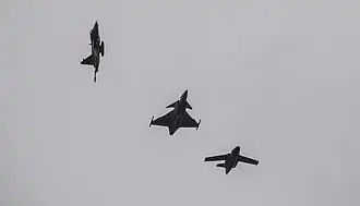 Des F-16 et des Grippens.