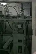 Machine à fendre. Elle tierce, fend et évacue les fendis.