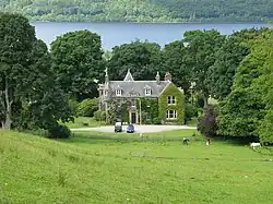 Ardvorlich House, manoir des Stewart, le Darnlinvarach du roman.
