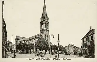 L'église et la place.