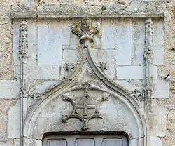 Partie haute du portail latéral.