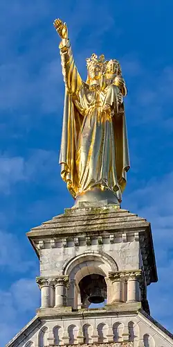 La statue de la Vierge.