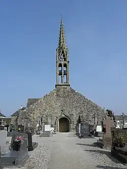 La façade occidentale de l'église.