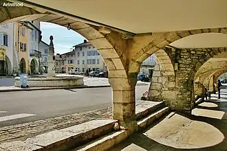 Les arcades de la place centrale.