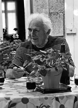 Aristide Caillaud sur la terrasse de son jardin