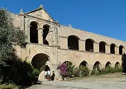 photographie couleurs : un bâtiment à deux étages d'arcades