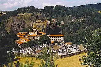 Le village encaissé au fond de la vallée de la Loire