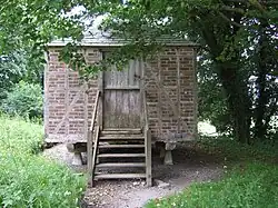 Grenier sur poteaux d'Arlington Court dans le Devon