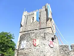 La tour ornée d'oriflammes lors d'une fête médiévale en août 2014