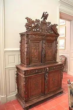 Armoire à deux corps en noyer.