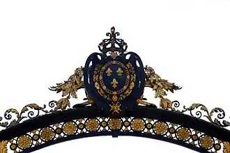 Détail de la grille d'entrée nord sur l'esplanade.