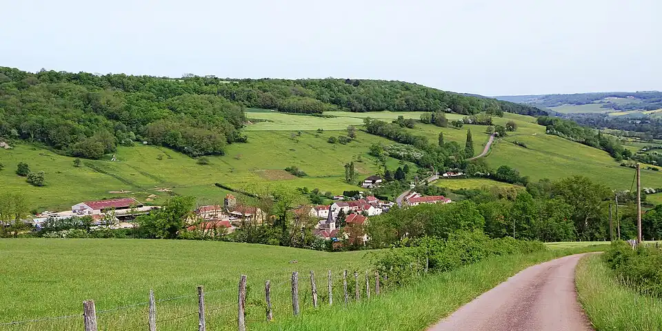 Arnay-sous-Vitteaux sous la colline du Grand Teureau (451&nbsp;mètres).